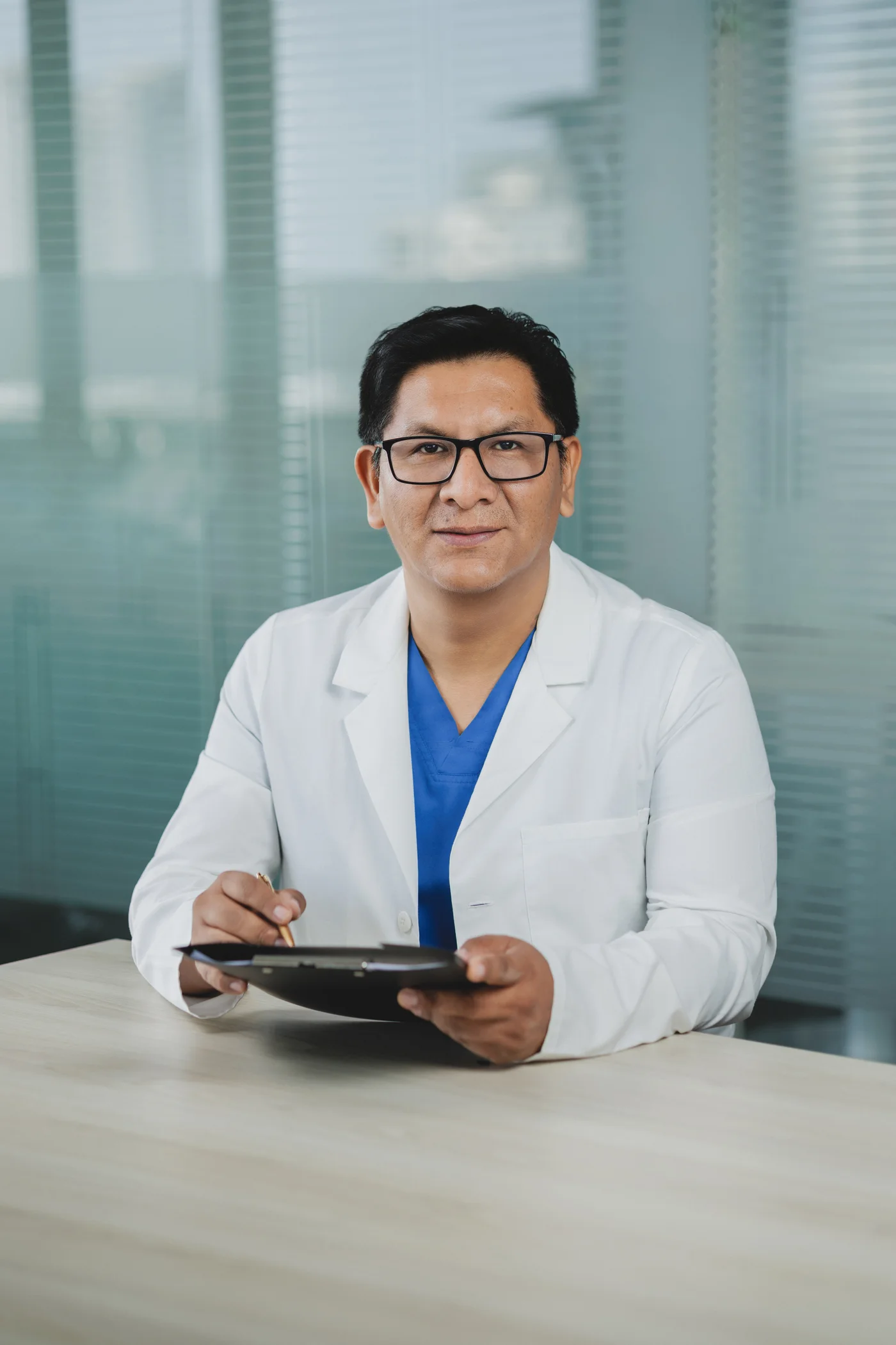 Dr. Guido Pérez Chipana en el escritorio del consultorio