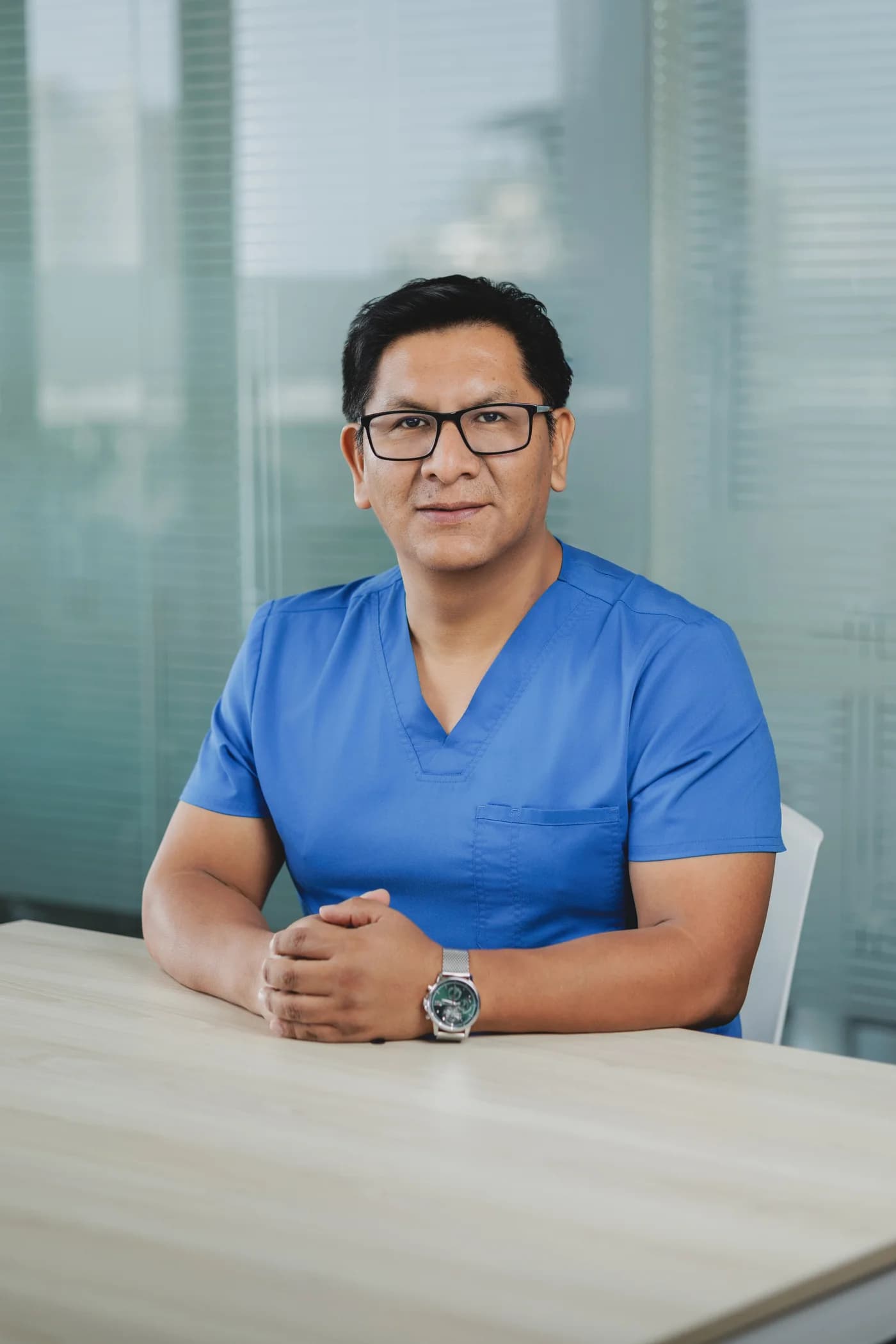 Dr. Guido Pérez Chipana en su consultorio de Lince